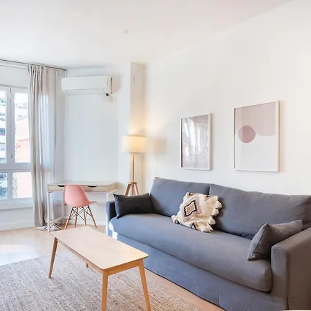 Comfortable For Groups Next To Sagrada Familia Appartamento